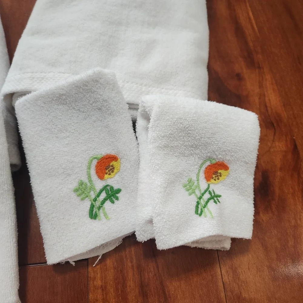 Vintage Lady Pepperell White with Yellow and Orange Flower Towel Set
